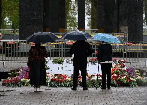 Возложение цветов в парке Дубровина в Даугавпилсе (09.05.26)