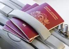 Паспорт еще действует, но за границу могут не пустить: о каком правиле часто забывают латвийцы